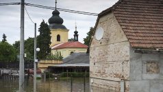 Zálezlice na Mělnicku jsou znovu pod vodou, ochranná hráz nepomohla