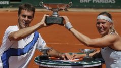 František Čermák a Lucie Hradecká s trofejí za vítězství ve smíšené čtyřhře na Roland Garros