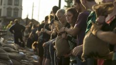 Mladí dobrovolníci plní pytle s pískem, aby ochránili Drážďany před rozvodněným Labem