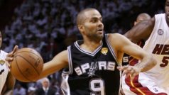 Tony Parker (v černém) ze San Antonia uniká basketbalistům Miami