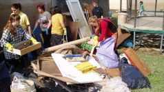 S úklidem pomáhají v Kralupech nad Vltavou dobrovolníci