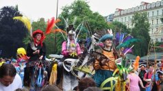 Do Karlových zzVarů se vrátil tradiční karneval. Město roářil průvod masek.