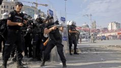 Slzným plynem a vodními děly  turecká policie vytlačila většinu  protestujících z istanbulského náměstí Taksim