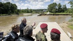 Vojáci pomáhají po povodních na Císařském ostrově v Praze