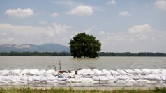 Rozvodněná řeka Dunaj způsobila obrovské škody v Maďarsku, povodňovou vlnu teď čekají v Chorvatsku