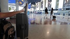 Cestující čekají na mezinárodním letišti v Nice kvůli stávce dispečerů letového provozu