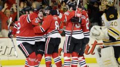 Hokejisté Chicaga slaví vítězný gól Andrew Shawa ve finále NHL proti Bostonu