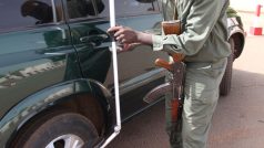 Mali 2. Kontrola vozidel přijíždějících na velitelství mise EU ve městě Bamaka
