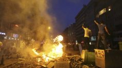 Protivládní demonstranti na barikádách v centru Istanbulu