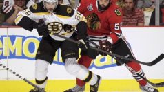 Jaromír Jágr (vlevo) v souboji s chicagským Brandonem Bolligem během 2. finálového utkání NHL