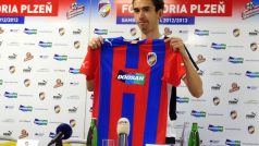 Fotbalista Tomáš Hořava pózuje s dresem Viktorie Plzeň