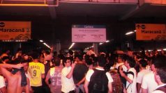 Dav lidí před zavřenou stanicí metra Carioca