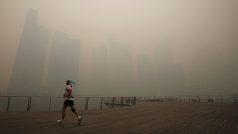 Smog v Singapuru. Znečištění se do Singapuru šíří z indonéského ostrova Sumatra, kde hoří palmové plantáže