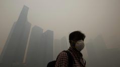 Smog v Singapuru. Znečištění se do Singapuru šíří z indonéského ostrova Sumatra, kde hoří palmové plantáže