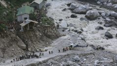 Armádní vrtulník evakuuje lidi ze zaplavených oblastí v Indii