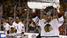 Bryan Bickell, který při výluce NHL hrál za Znojmo, slaví se Stanley Cupem vítězství ve finále