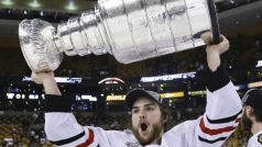 Michael Frolík z Chicaga slaví se Stanley Cupem vítězství ve finále NHL