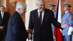 Jiří Rusnok byl na Pražském hradě prezidentem Milošem Zemanem jmenován premiérem