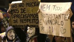 Někteří demonstranti v brazilském Porto Alegre nosí masky Guy Fawkese