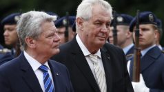 Český prezident Miloš Zeman a jeho spolkový protějšek Joachim Gauck před běrlínským zámkem Bellevue