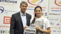 Ruská tyčkařka Jelena Isinbajevová a ředitel atletického mítinku Zlatá tretra Jan Železný vystoupili 26. června na tiskové konferenci v Ostravě.
