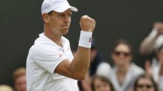 Tomáš Berdych se raduje z jednoho ze svých povedených úderů během zápasu 2. kola Wimbledonu