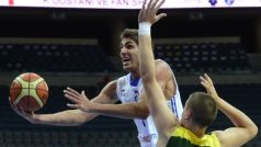 Čeští basketbalisté U19 potrápili na MS v O2 Aréně Litvu, Adam Pecháček zakončuje přes Martinase Gebena