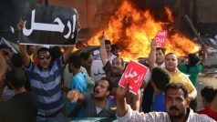 Oponenti egyptského prezidenta Mursího demonstrují v Alexandrii. V ruce drží transparenty s nápisem &quot;odejdi&quot;