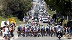 Peleton závodníků při 2. etapě letošního ročníku Tour de France