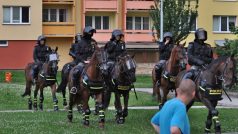 Při protestech radikálů proti Romům zasahovali v Českých Budějovicích na sídlišti Máj policisté na koních