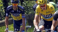 Chris Froome (ve žlutém) na trati 100. Tour de France