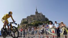 Christopher Froome míjí Mont Saint-Michel během Tour de France