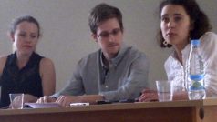 Edward Snowden a Sarah Harrisonová z WikiLeaks (vlevo) na tiskové konferenci na šeremetěvském letišti v Moskvě