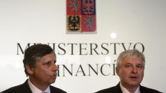 Nový ministr financí Jan Fischer byl 10. července uveden do úřadu. Vpravo je premiér Jiří Rusnok