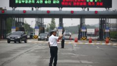 Auta se zaměstnanci Kesongu projíždí skrz bránu ve městě Paju jižně od korejské demilitarizované zóny