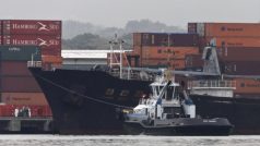Severokorejská loď zadržená v Panamě s tajným nákladem zbraní