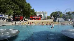 Lidé se osvěžují v londýnské části Marble Arch