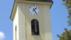 Kostel sv. Václava v Cerekvici nad Loučnou. Tady sice ve věži zvony jsou, zvoní se ale jen z reproduktorů