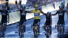 Jezdci týmu Sky s Chrisem Froomem (ve žlutém) projíždějí cílem závěrečné etapy Tour de France