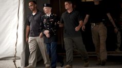 Manning je eskortován k soudu