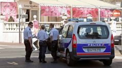 Francouzští policisté u hotelu Carlton v Cannes