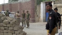Policisté a vojáci před budovou vězení ve městě Déra Ismáíl Chán v severozápadním Pákistánu, odkud uteklo po útoku Talibanu přes 250 vězňů