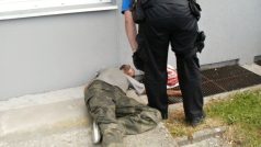 Opilý bezdomovec v Mladé Boleslavi