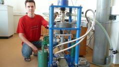 Petr Novák nastavuje množství plynného hélia v Mössbauerově spektrometru pro měření vzorků při extrémně nízkých teplotách až -258°C