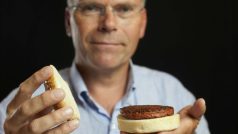 První uměle vypěstovaný hamburger na světě je připraven k jídlu