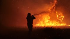 Hasiči bojují s rozsáhlým lesním požárem na předměstí Atén