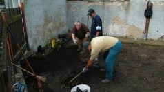 Pracovníci sociální firmy v Teplicích vytvářejí zahradu