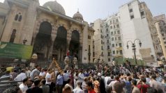 V mešitě al-Fath na káhirském náměstí Ramsís stále zůstávají stoupenci bývalého prezidenta Mursího