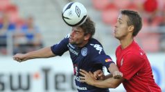 Utkání 7. kola první fotbalové ligy Zbrojovka Brno - 1. FC Slovácko 30. srpna v Brně. Václav Ondřejka ze Slovácka (vlevo) a Luděk Pernica z Brna