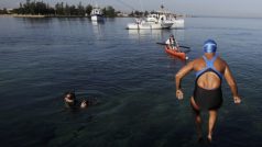 Diana Nyad se vrhá do vody na pobřeží Kuby